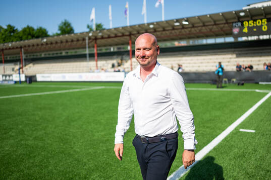 FC Rosengårds tränare Joel Kjetselberg visar glädje