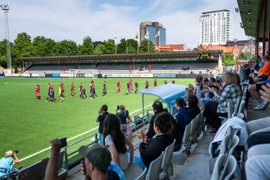 FC Rosengårds och Piteås spelare gör entré