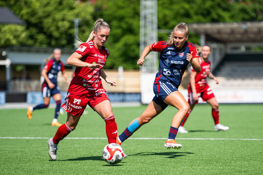 FC Rosengårds Olivia Holdt jagar Piteås Ronja Aronsson