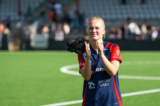 FC Rosengårds Sofie Bruun Bredgaard med masken i handen