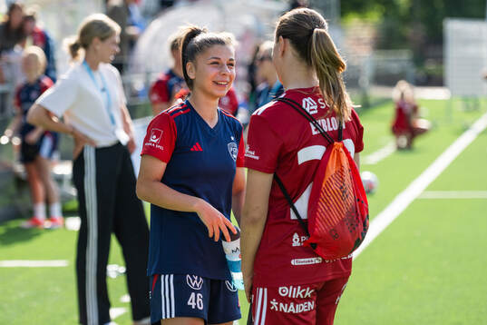 FC Rosengårds Mikaela Stojanovska och Piteås Matilda