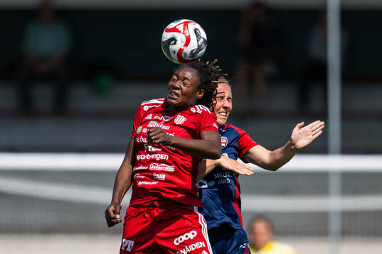 FC Rosengårds Gudrun Arnardottir i nickduell mot Piteås