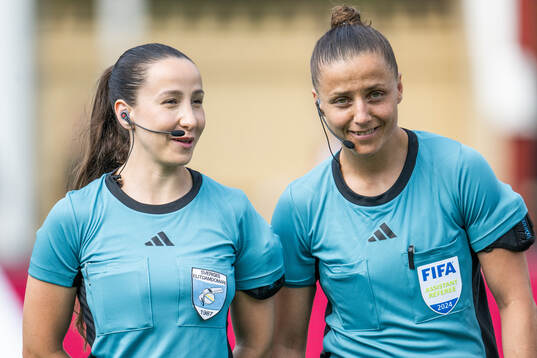 Domare Selma Griberg och assisterande domare Almira Spahic