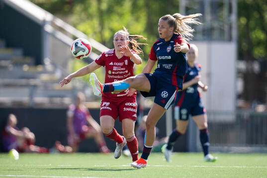FC Rosengårds Olivia Holdt och Piteås Josefin Johansson