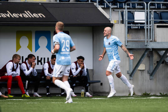 Gefles Anton Lundin jublar
