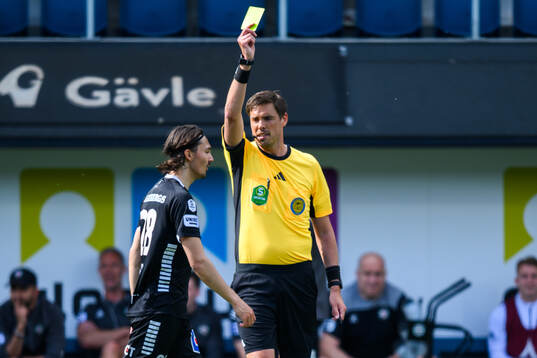 Örebros Adam Bark tilldelas gult kort av Domare Magnus