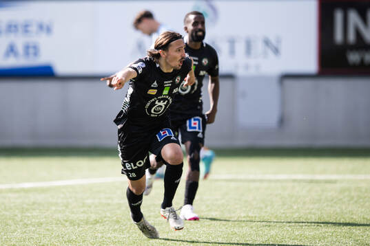 Örebros Adam Bark jublar