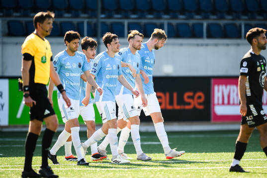 Gefles Leo Englund jublar med lagkamrater