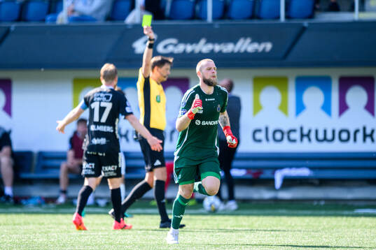 Gefles målvakt Tobias Johansson tilldelas gult kort av