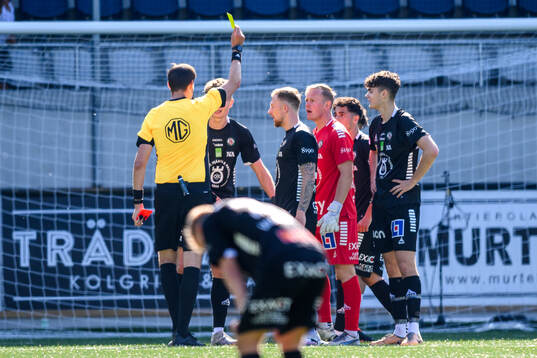 Örebros målvakt Malte Påhlsson tilldelas gult kort av