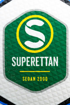 Superettans logotyp på en fotboll