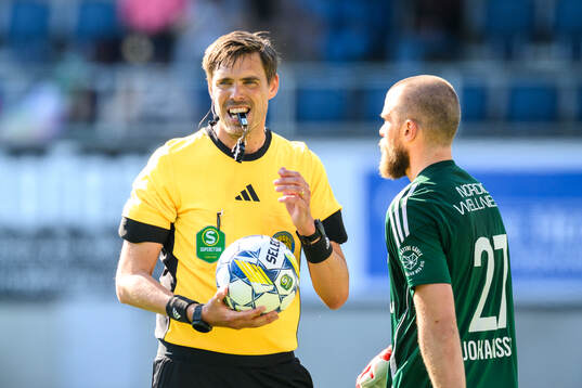 Domare Magnus Lindgren och Gefles målvakt Tobias Johansson