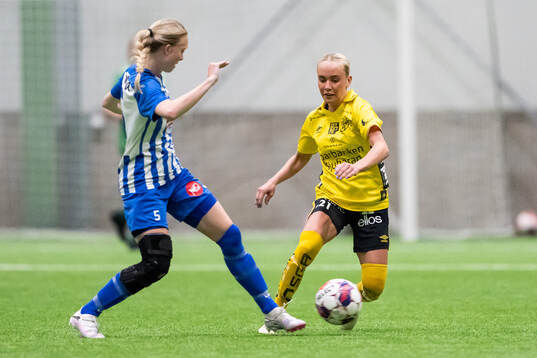 Segeltorps IFs Emma Sjöberg och Elfsborgs Tea Skoglund