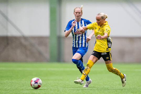 Segeltorps IFs Emma Sjöberg och Elfsborgs Tea Skoglund