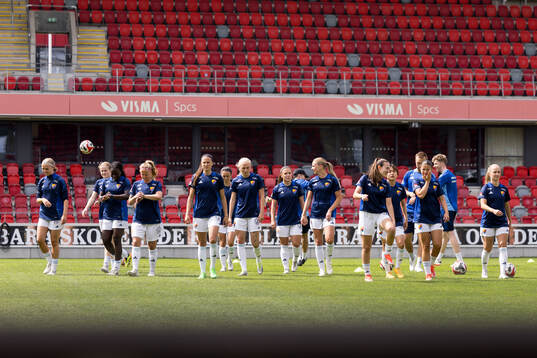 Djurgårdens spelare värmer upp