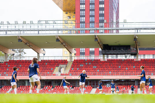 Djurgårdens spelare värmer upp