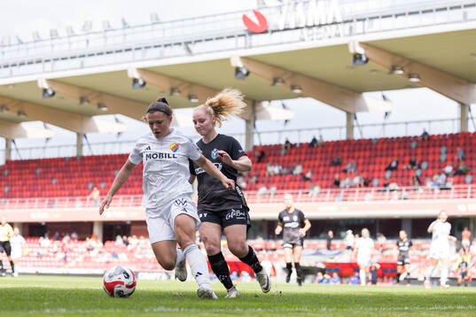Djurgårdens Alexsandra Lobanova och Växjö DFFs Sophia