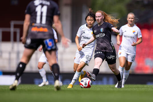 Djurgårdens Shinomi Koyama och Växjö DFFs Thordis Elva