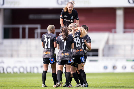 Växjö DFFs spelare jublar