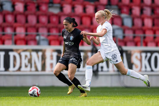 Växjö DFFs Nesrin Akgun och Djurgårdens Stinalisa