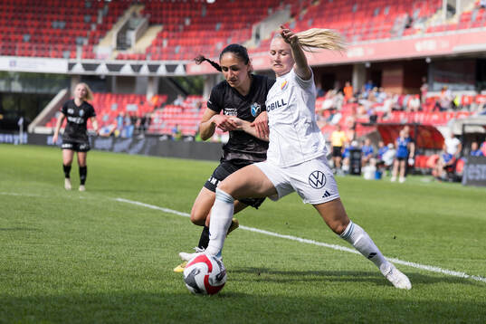 Växjö DFFs Nesrin Akgun och Djurgårdens Tove Almqvist