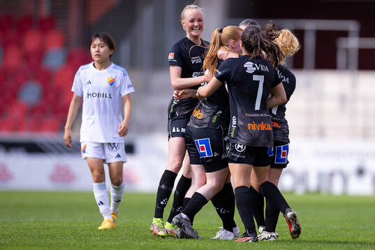 Djurgårdens Shinomi Koyama deppar och Växjö DFFs Emma