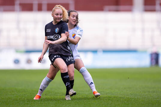 Växjö DFFs Sophia Redenstrand och Djurgårdens Lucia Duras