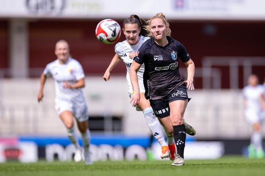 Djurgårdens Lucia Duras och Växjö DFFs Sophia Redenstrand