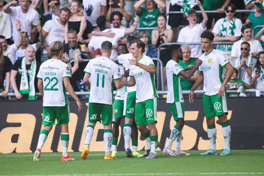 Hammarbys Bouzomana Toure jublar med lagkamrater