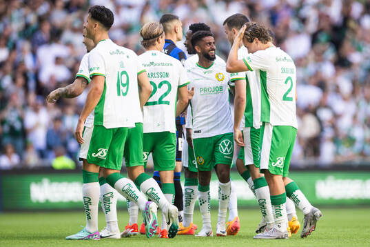 Hammarbys Tesfaldet Tekie jublar med lagkamrater