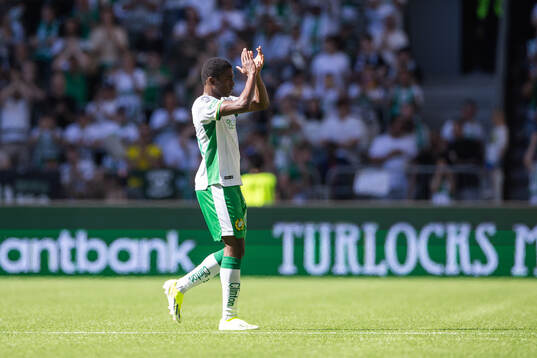 Hammarbys Bouzomana Toure applåderar publiken i samband