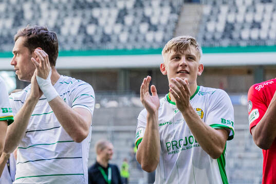 Hammarbys Dennis Collander applåderar publiken