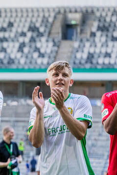 Hammarbys Dennis Collander applåderar publiken