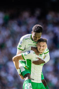 Hammarbys Viktor Djukanović jublar med Shaquille Pinas