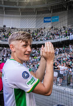 Hammarbys Dennis Collander jublar med supportrar