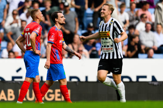 Helsingborgs Dennis Olsson och Adam Hellborg deppar och