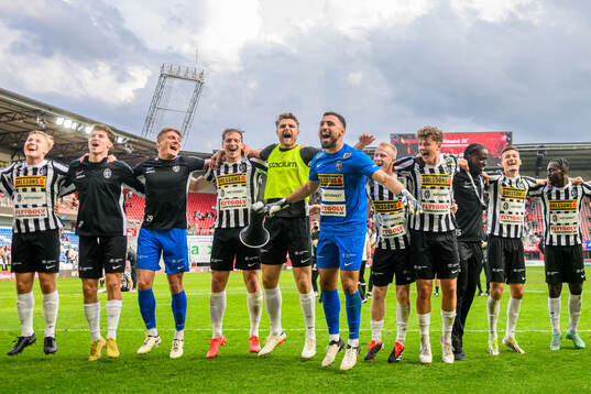 Landskronas målvakt Amr Kaddoura jublar med lagkamrater
