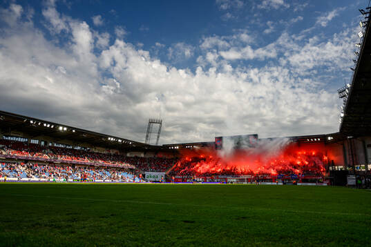 Helsingborgs supportrar bränner bengaler