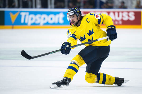 Erik Karlsson of Sweden scores 2-2