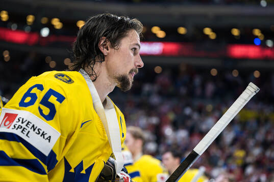 Erik Karlsson of Sweden with bronze medal