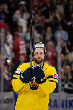 Victor Hedman of Sweden with his bronze medal