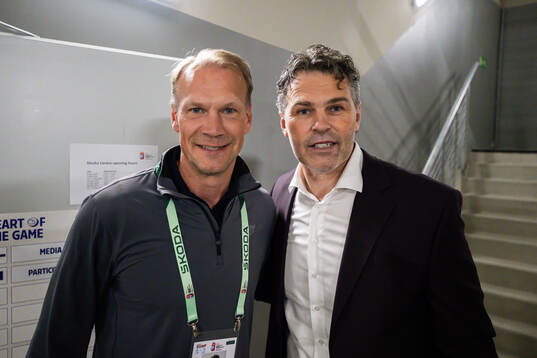 Nicklas Lidström and Jaromir Jagr pose for a picture