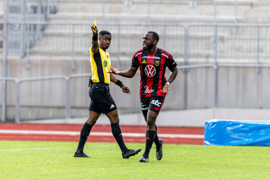 Domare Fredrik Oppong visar gult kort till Östersunds