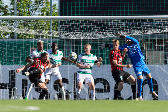 Brommapojkarnas Nikola Vasic gör 1-1