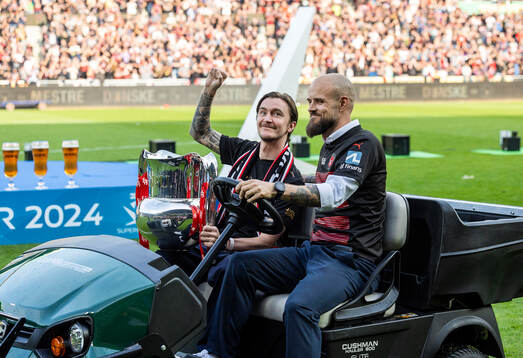 Kristoffer Olsson med pokalen