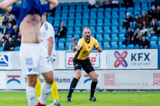 Domare Andreas Dufva-Johansson pekar på straffpunkten