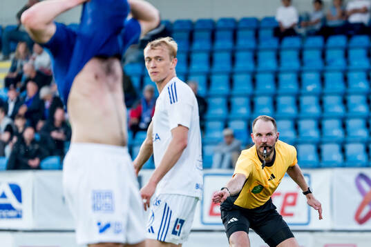 Domare Andreas Dufva-Johansson pekar på straffpunkten