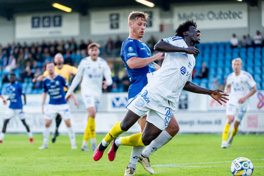 Trelleborgs Tobias Karlsson och GIF Sundsvalls Kojo Peprah