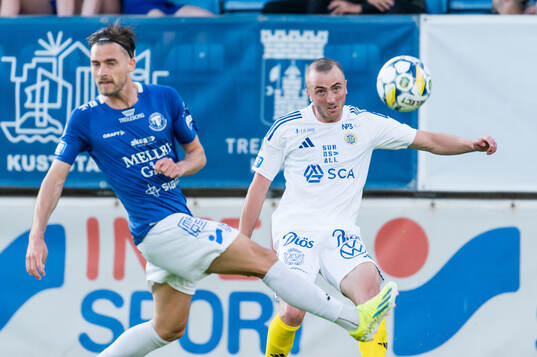 Trelleborgs Felix Hörberg och GIF Sundsvalls Dennis Olsson