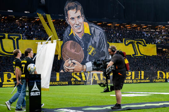 Kurt Hamrin hyllas med tifo